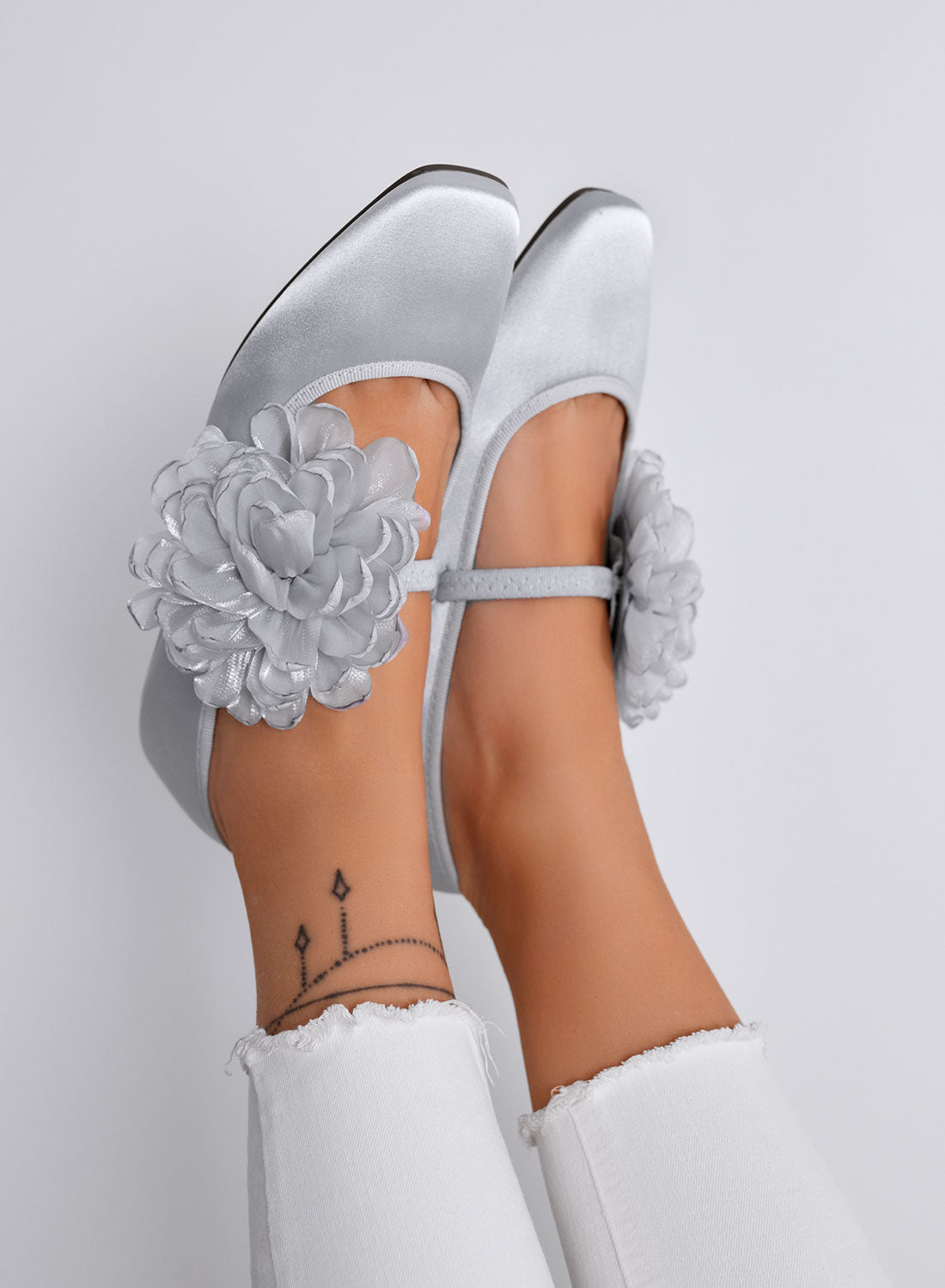 ATHENA - Ballerine Argento Eleganti in Raso con Fiore Decorativo
