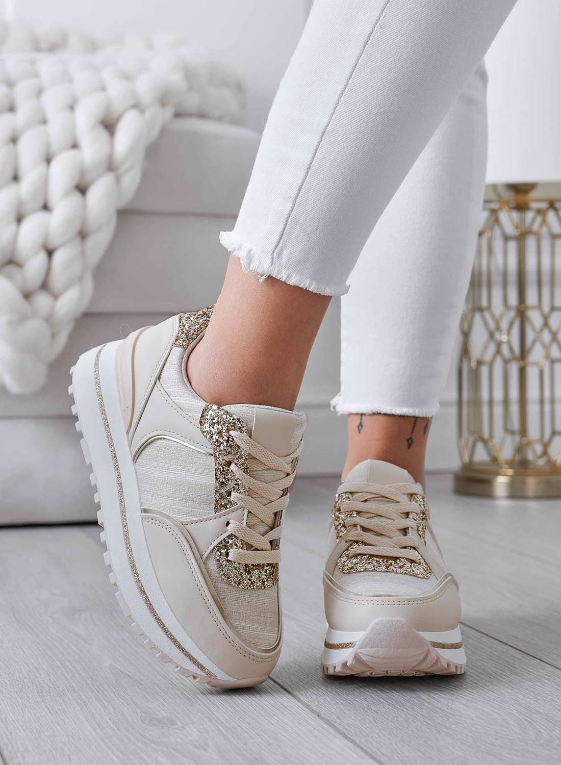 Sneakers beige con inserti glitter oro