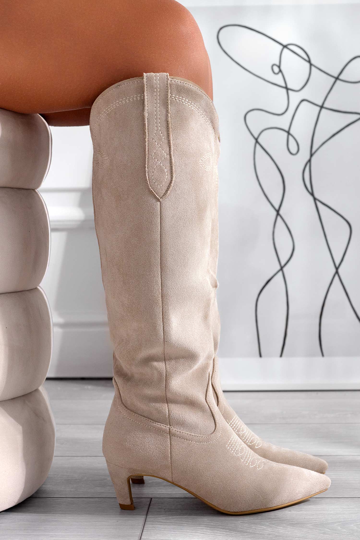 Stivali beige scamosciati con tacchetto a spillo