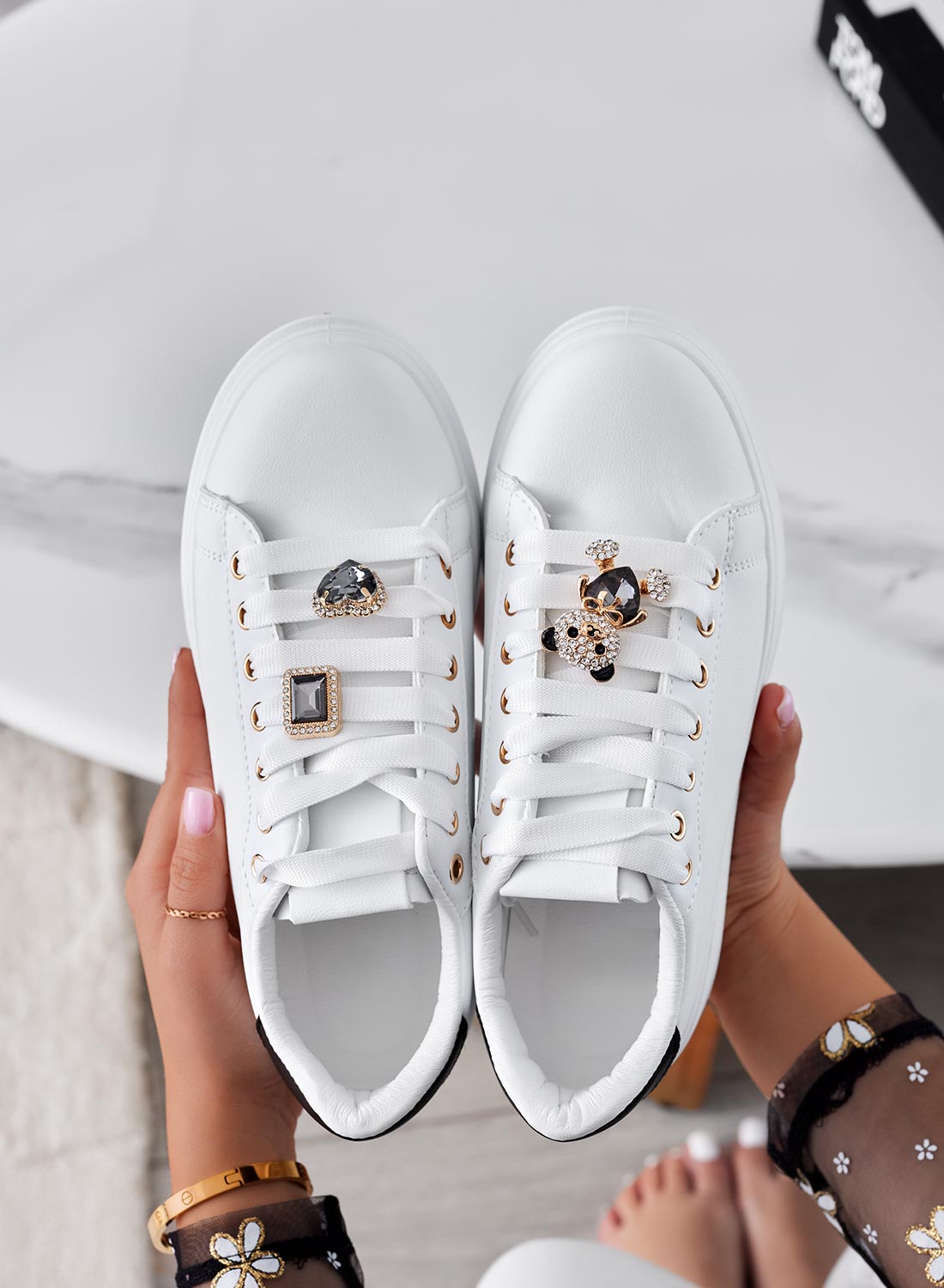 Baskets blanches avec talon noir et ourson bijou