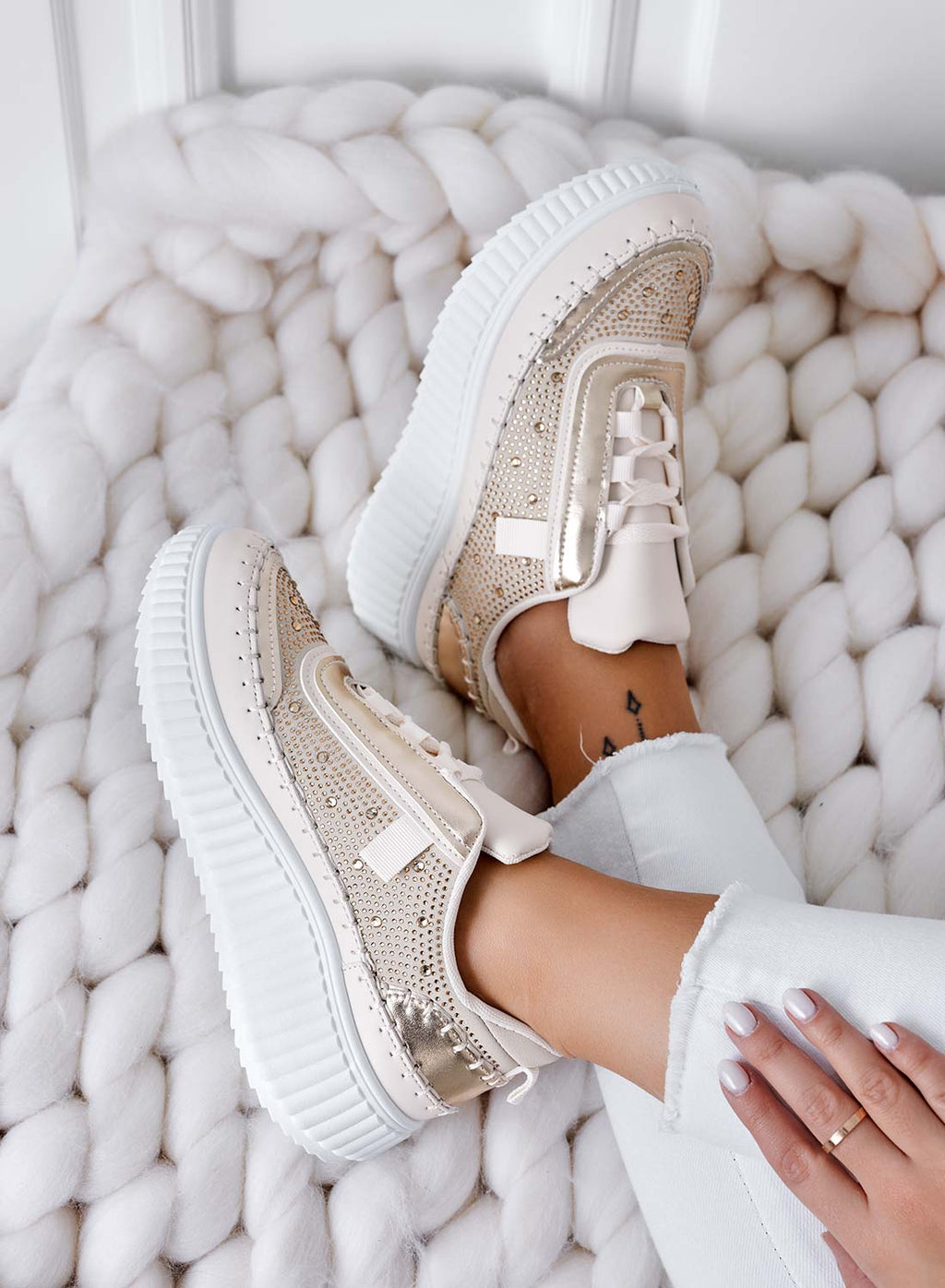 ANTONELLA - Sneakers beige con inserti e strass oro
