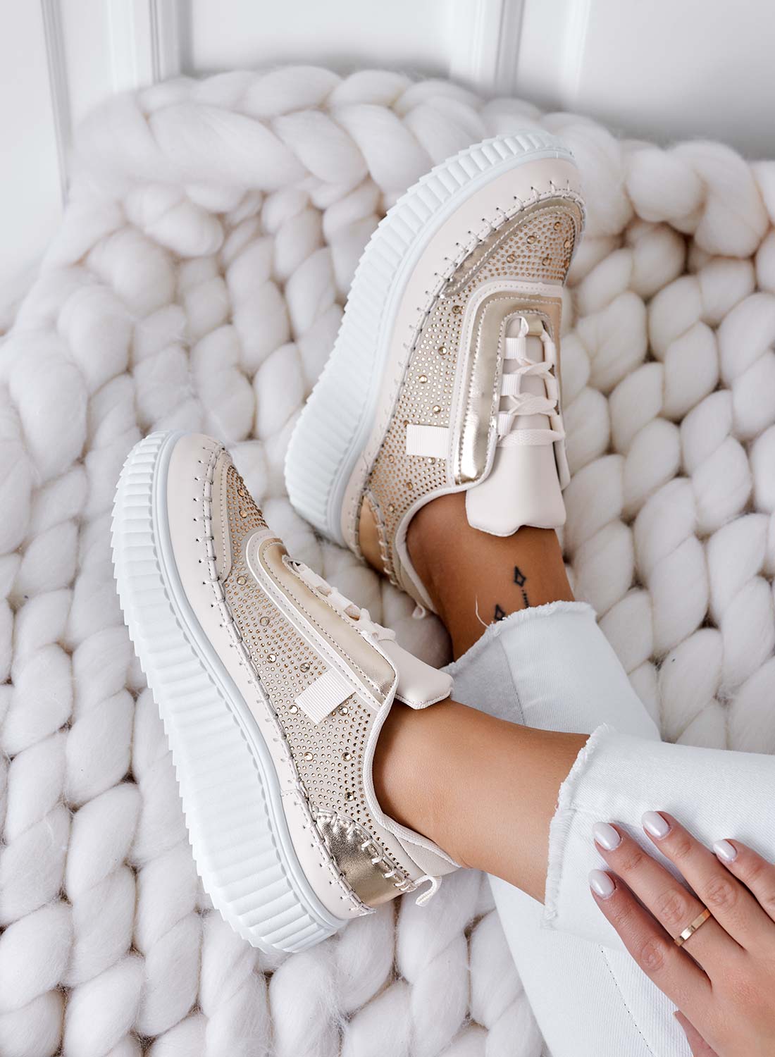 ANTONELLA - Sneakers beige con inserti e strass oro