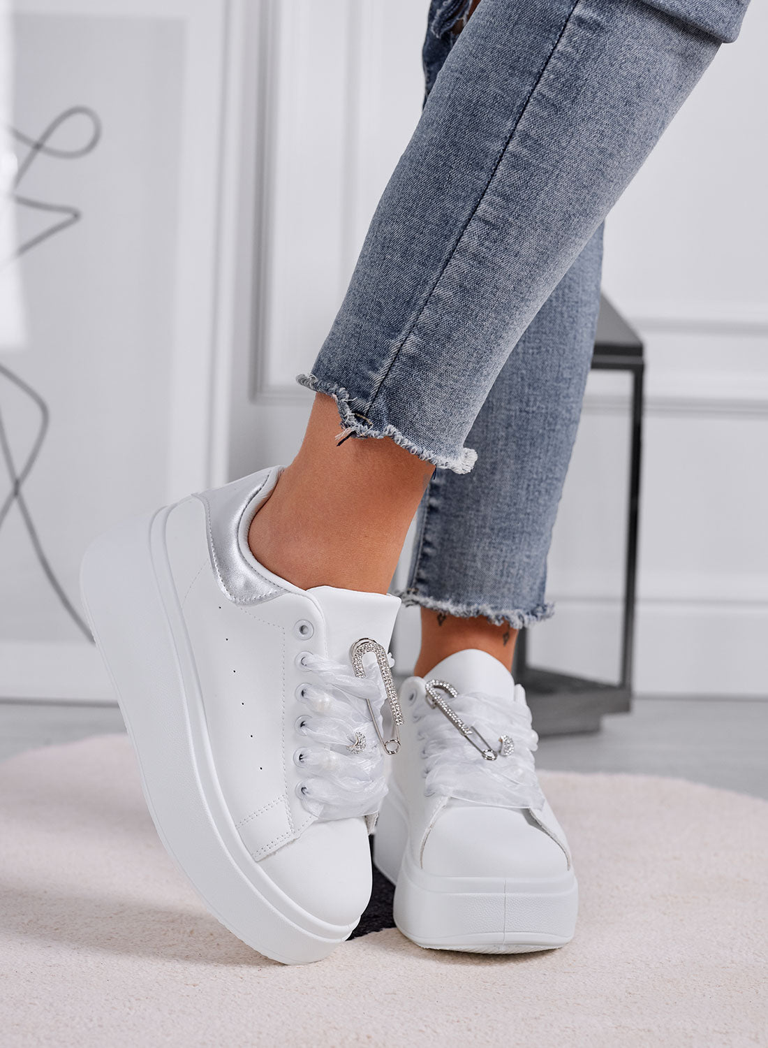 ANGY - Sneakers bianche platform con lacci in organza grigi e spilla gioiello