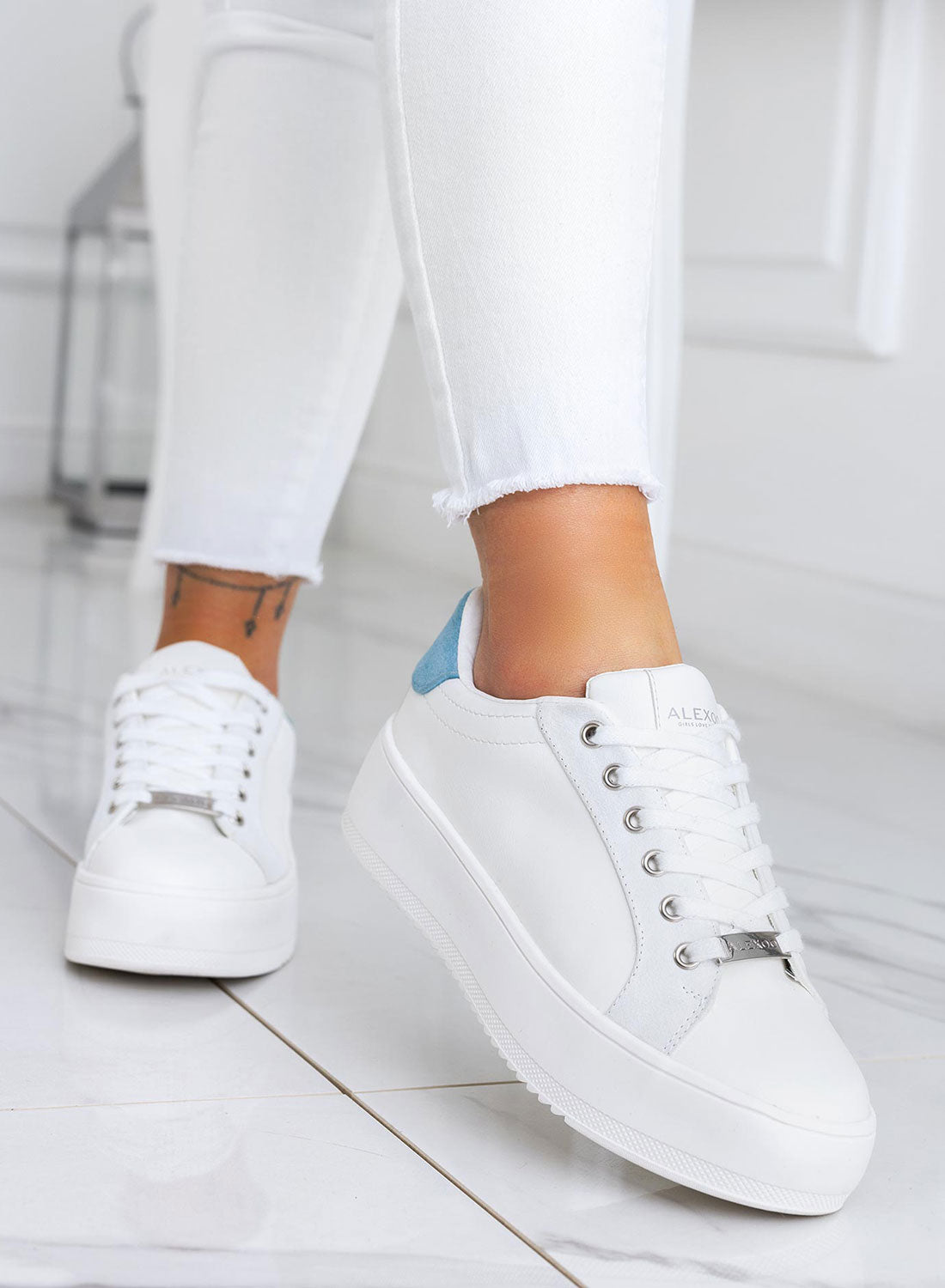 CARRY - Zapatillas blancas Alexoo con acabados dorados y parte trasera azul