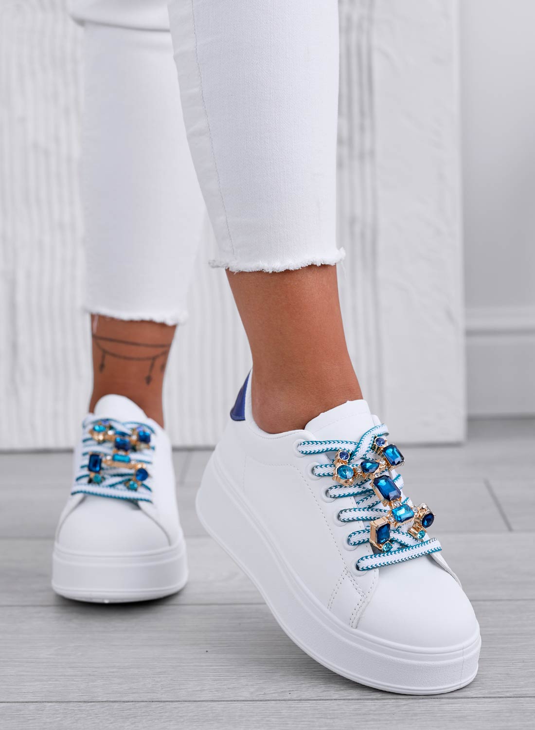 SORAYA - Sneakers bianche con applicazione gioiello e retro blu