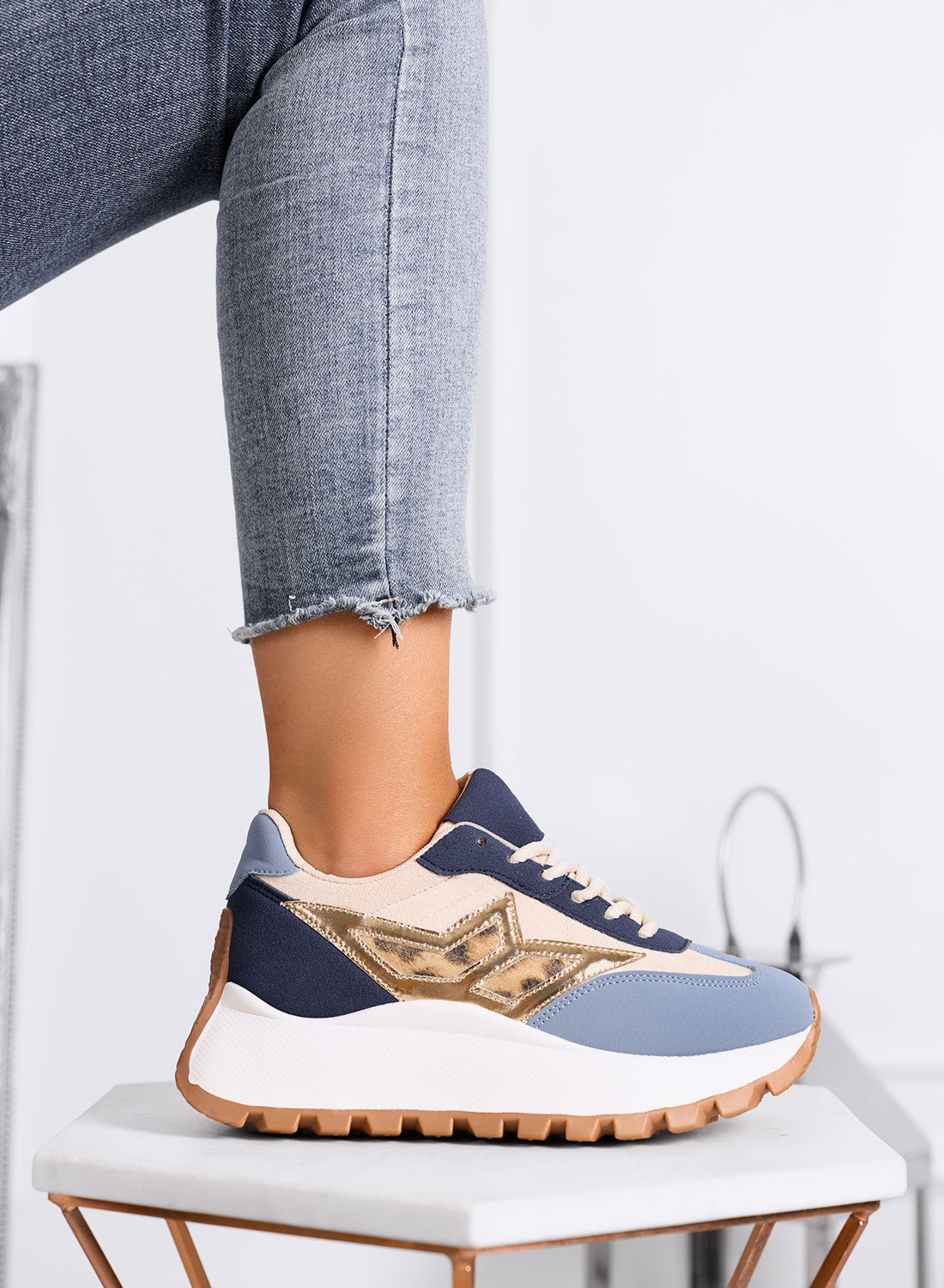 CLARISSA - Baskets bleu et beige avec détail léopard et semelle épaisse