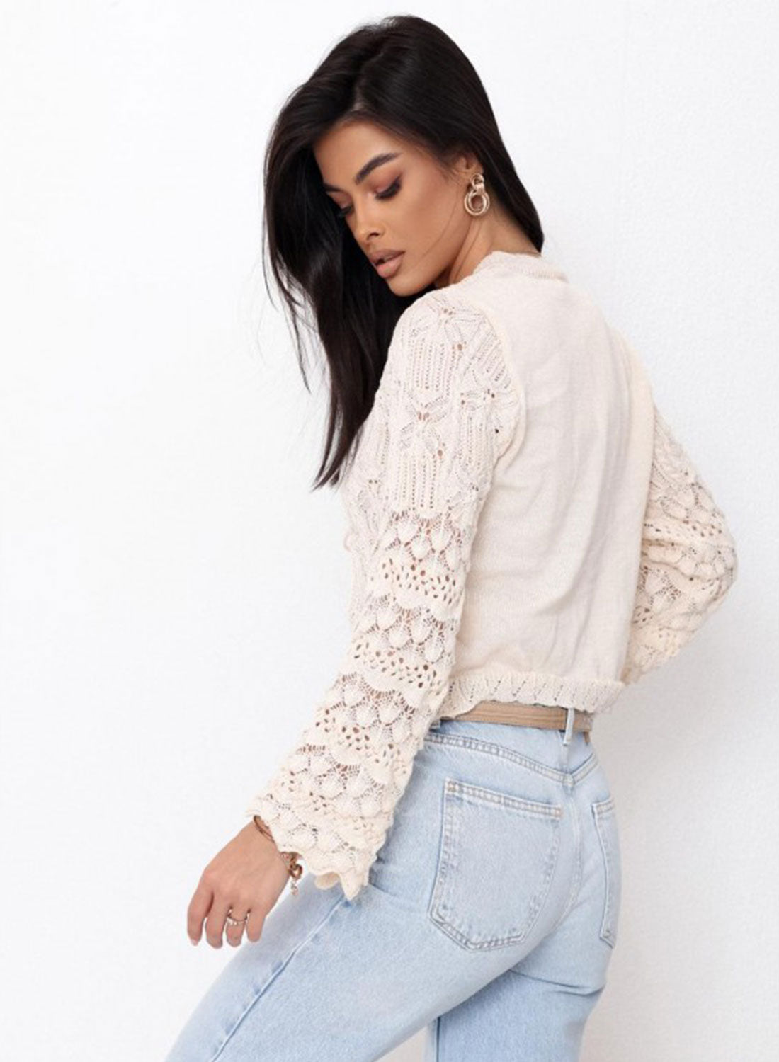 Cardigan corto beige in maglia traforata con maniche lunghe e laccetti