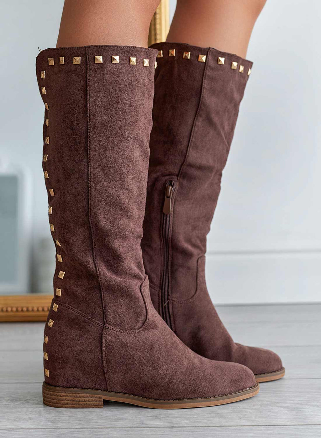 JANINE - Bottes Alexoo en daim marron avec semelle compensée intérieure et clous