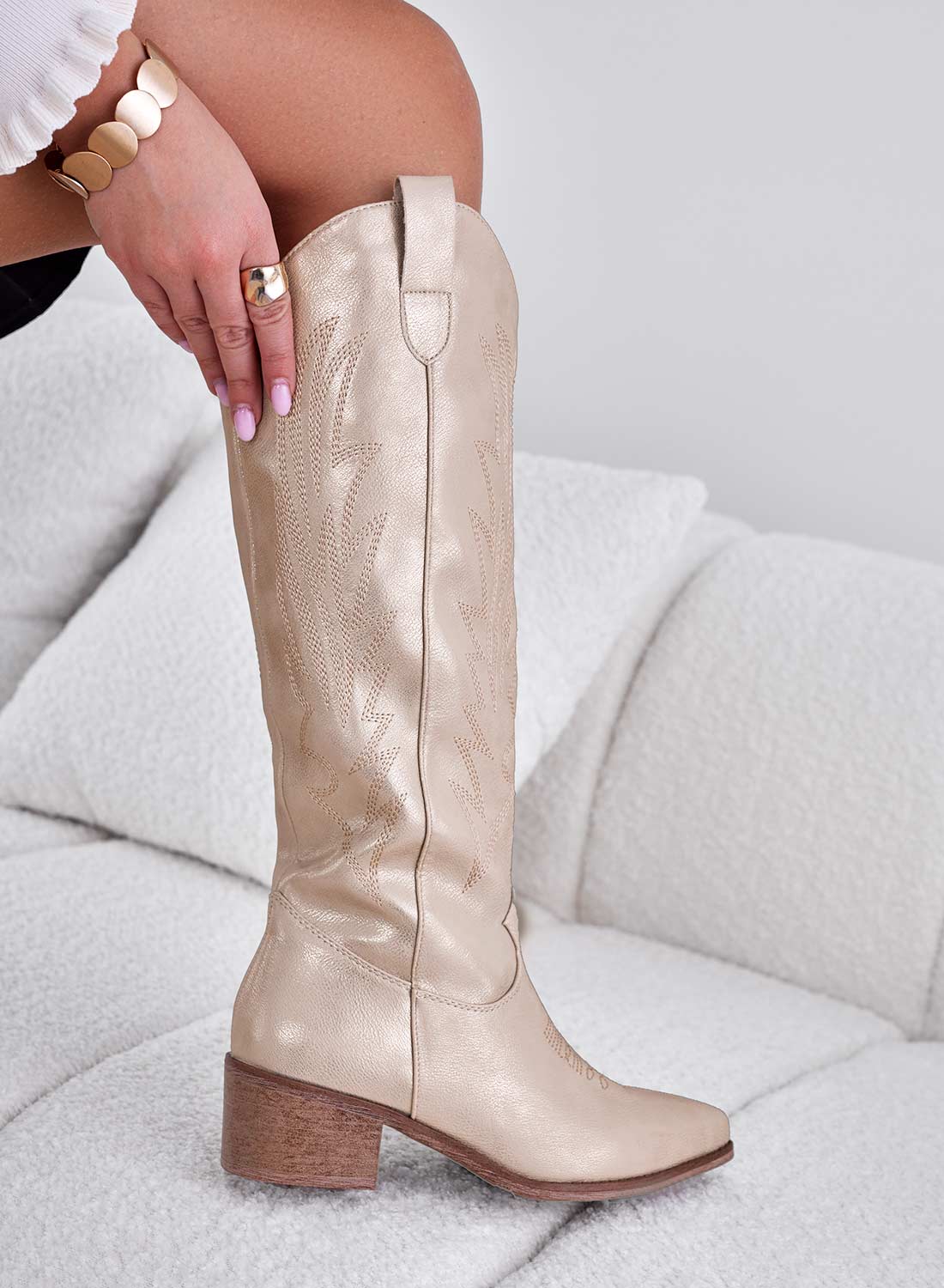 Metallic gold camperos boots with embroidery