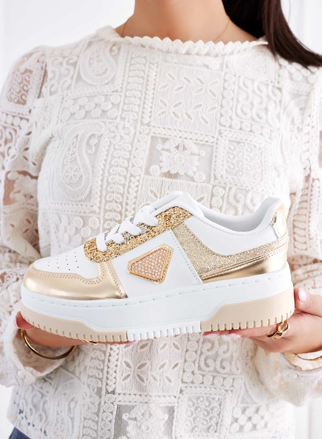 Baskets blanches avec empiècements dorés pailletés