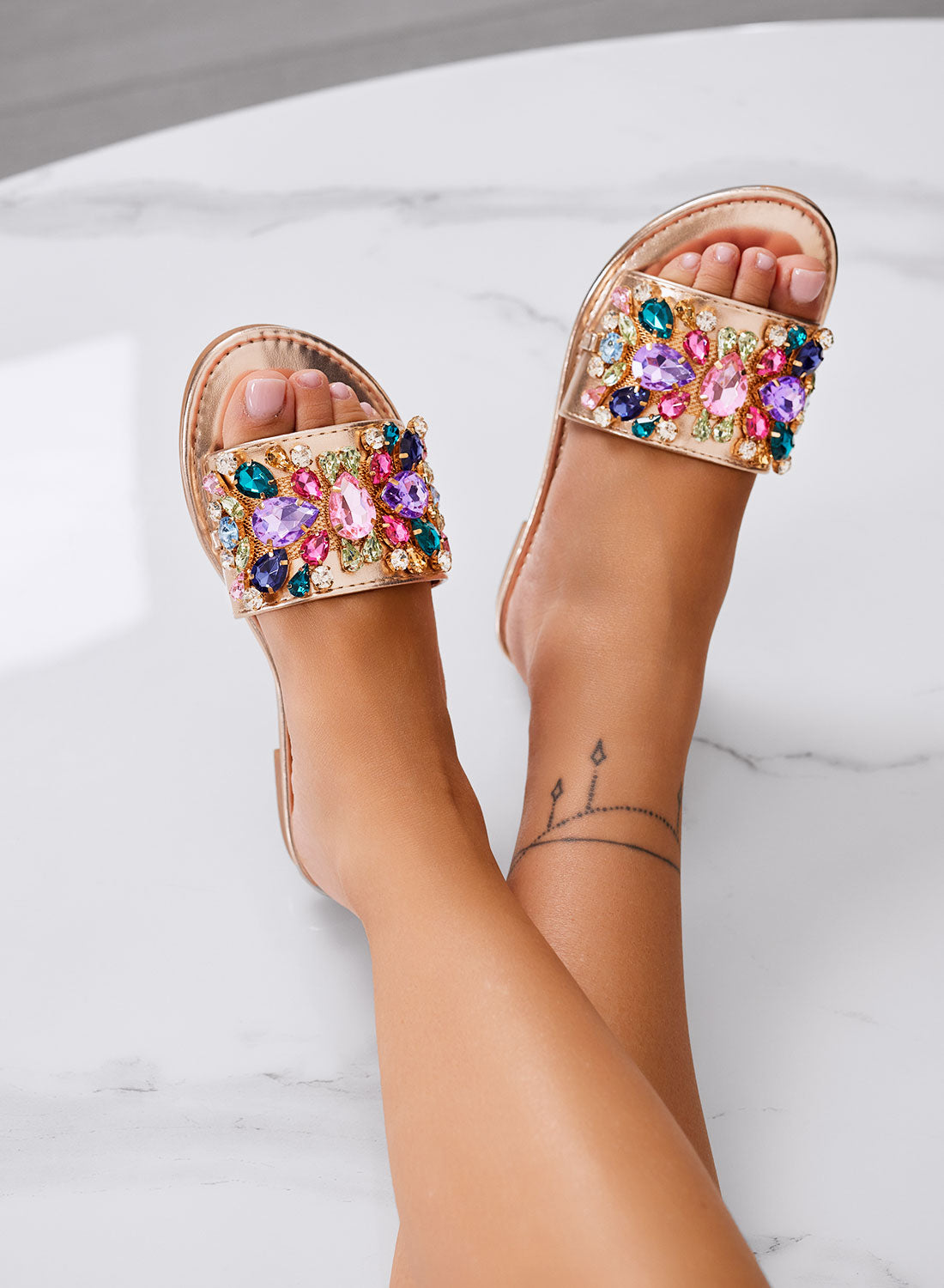 CLELIA - Sandali Ciabatte gioiello champagne con pietre multicolor e suola bassa