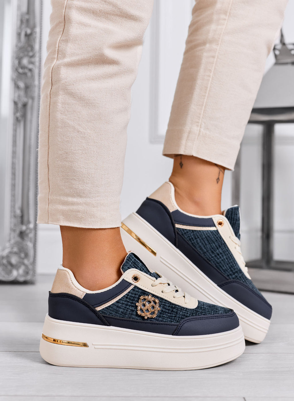 PILAR - Sneakers blu con dettagli oro e suola platform