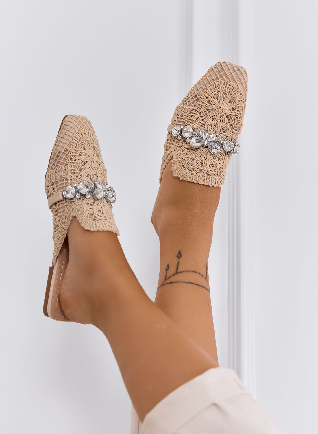 ORIETTA - Sabot in pizzo beige con strass e punta squadrata