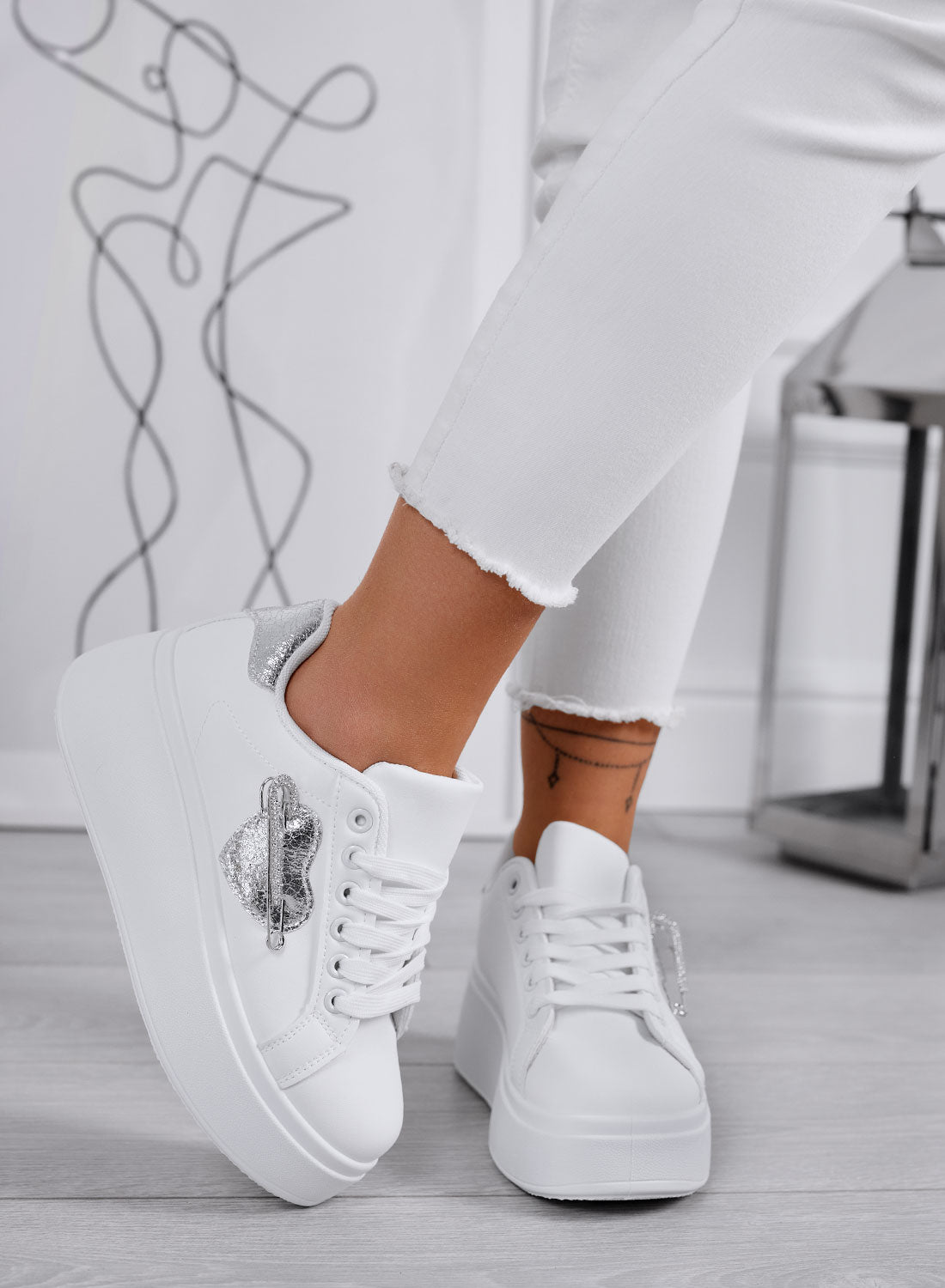 AURELIA - Sneakers platform bianche con applicazione spilla gioiello argento