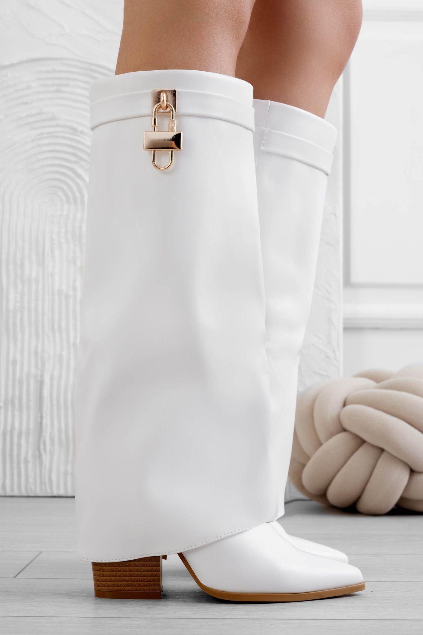 STEEK - White boots with comfortable heel