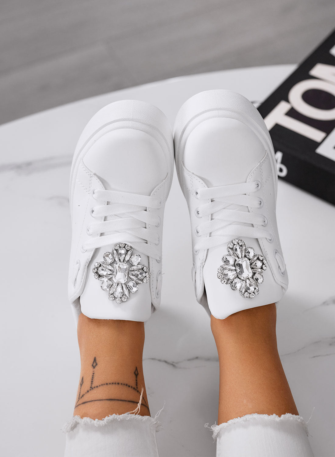 RONNIE - Sneakers bianche platform con maxi fiore gioiello argento