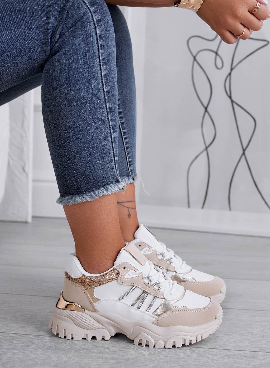 Sneakers bianche con inserti beige e oro