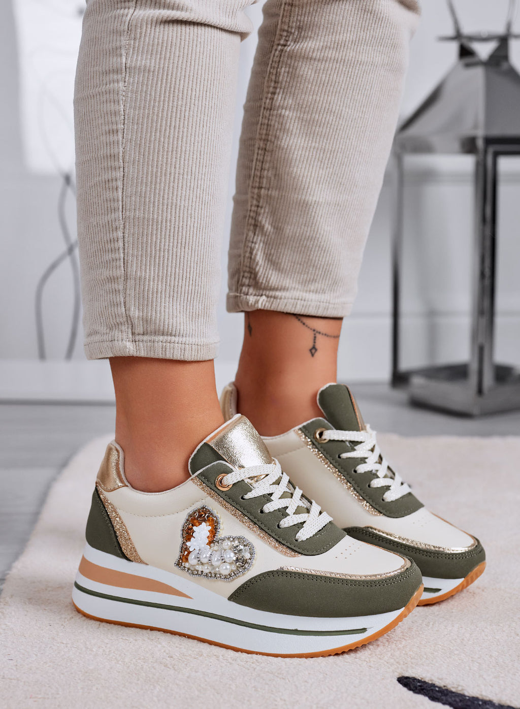 LORELLA - Sneakers verdi con applicazione gioiello cuore