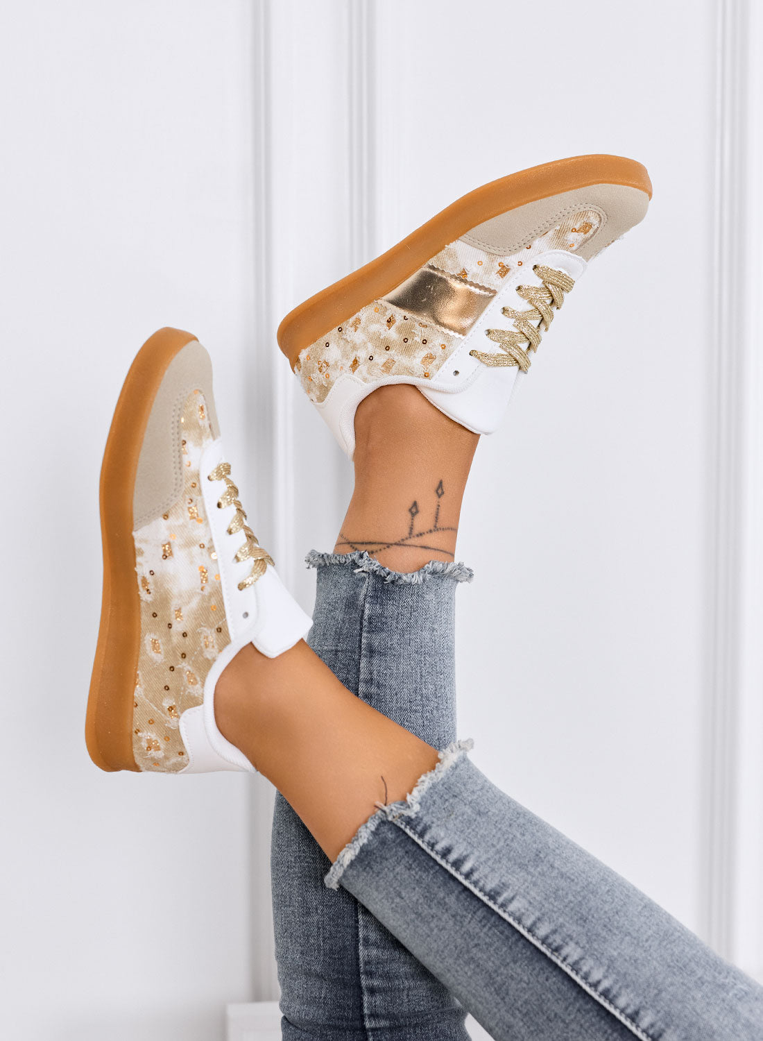 MIREA - Sneakers beige con dettagli floreali e inserti oro
