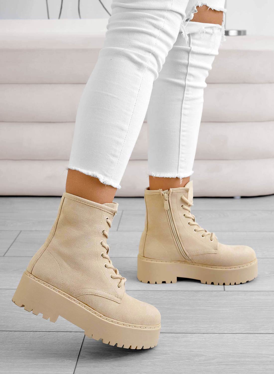 YARA - Stivaletti  anfibi beige scamosciati Alexoo