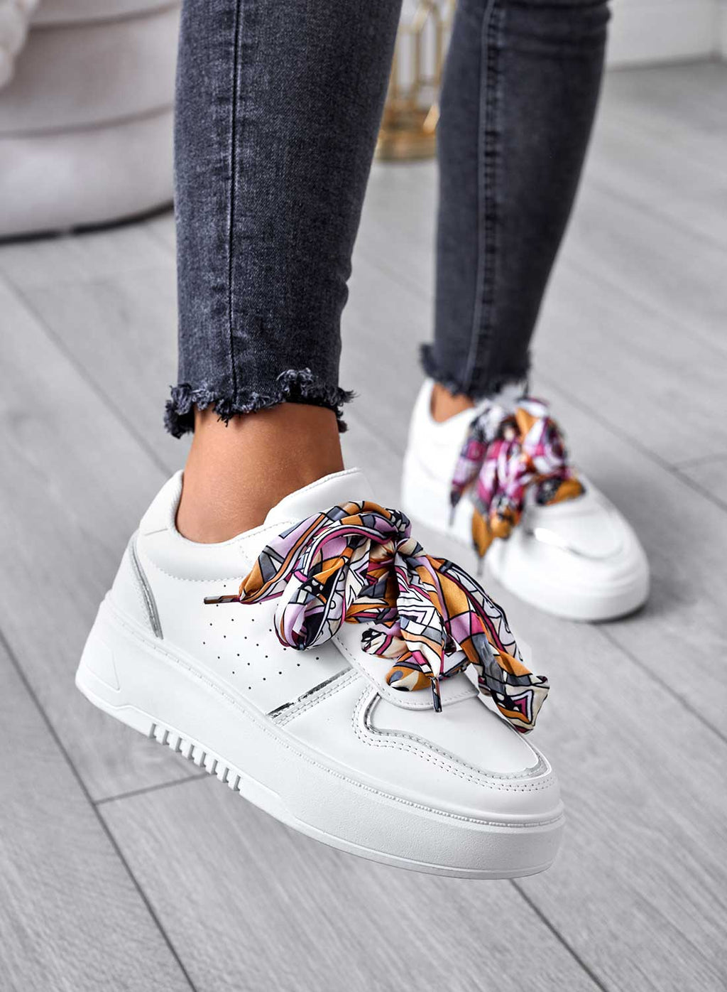 Baskets blanches avec lacets en tissu multicolore