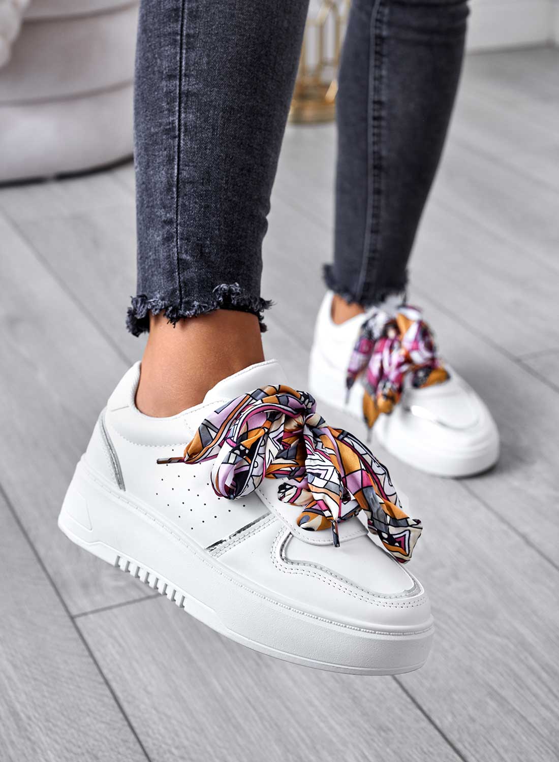 Baskets blanches avec lacets en tissu multicolore