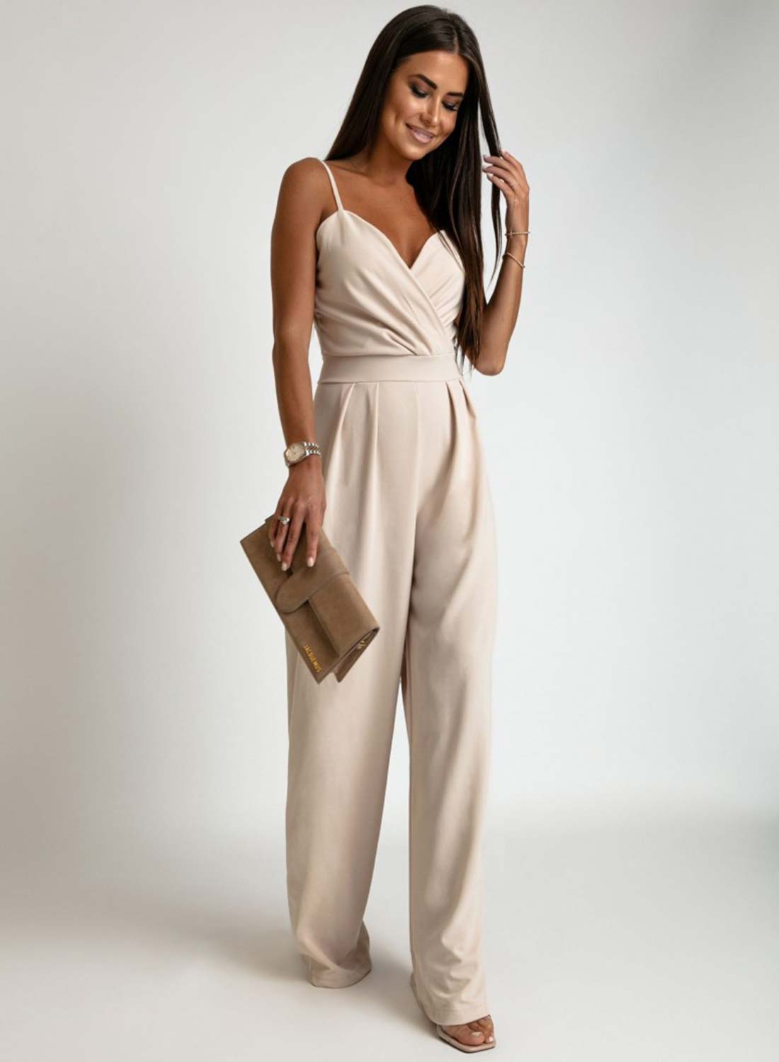 Tuta lunga beige con bretelle