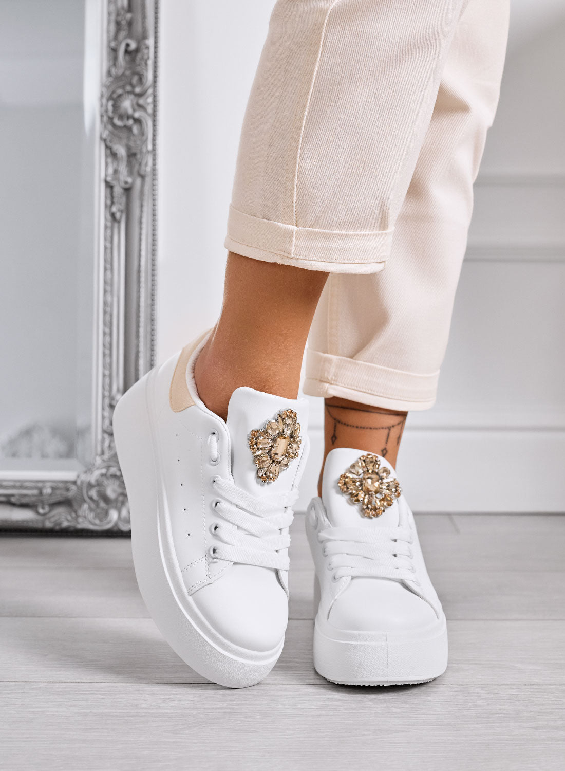 RONNIE - Baskets blanches à plateforme avec grande fleur bijou dorée