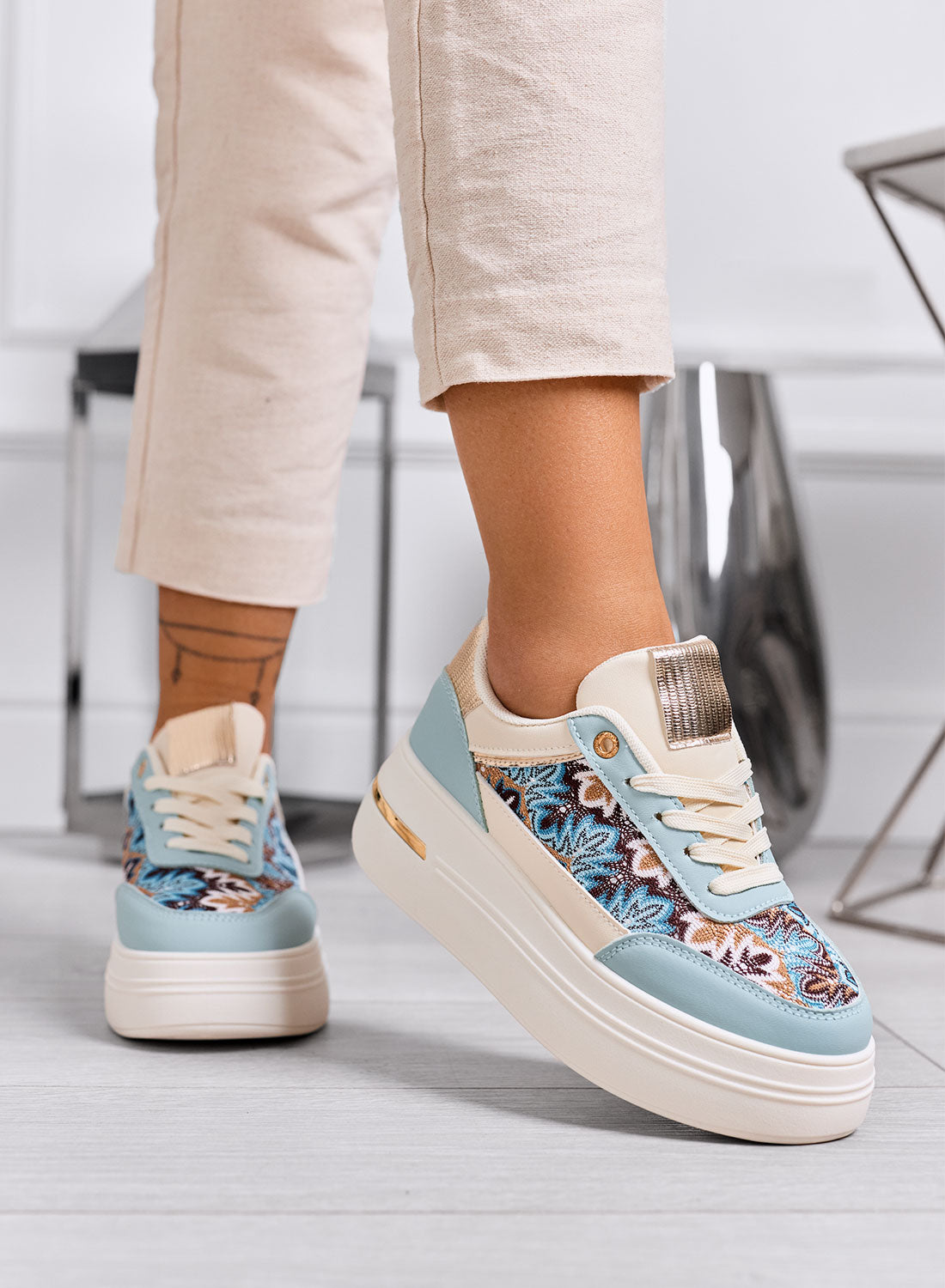 PRAGA - Sneakers azzurre platform con inserti in tessuto a fantasia