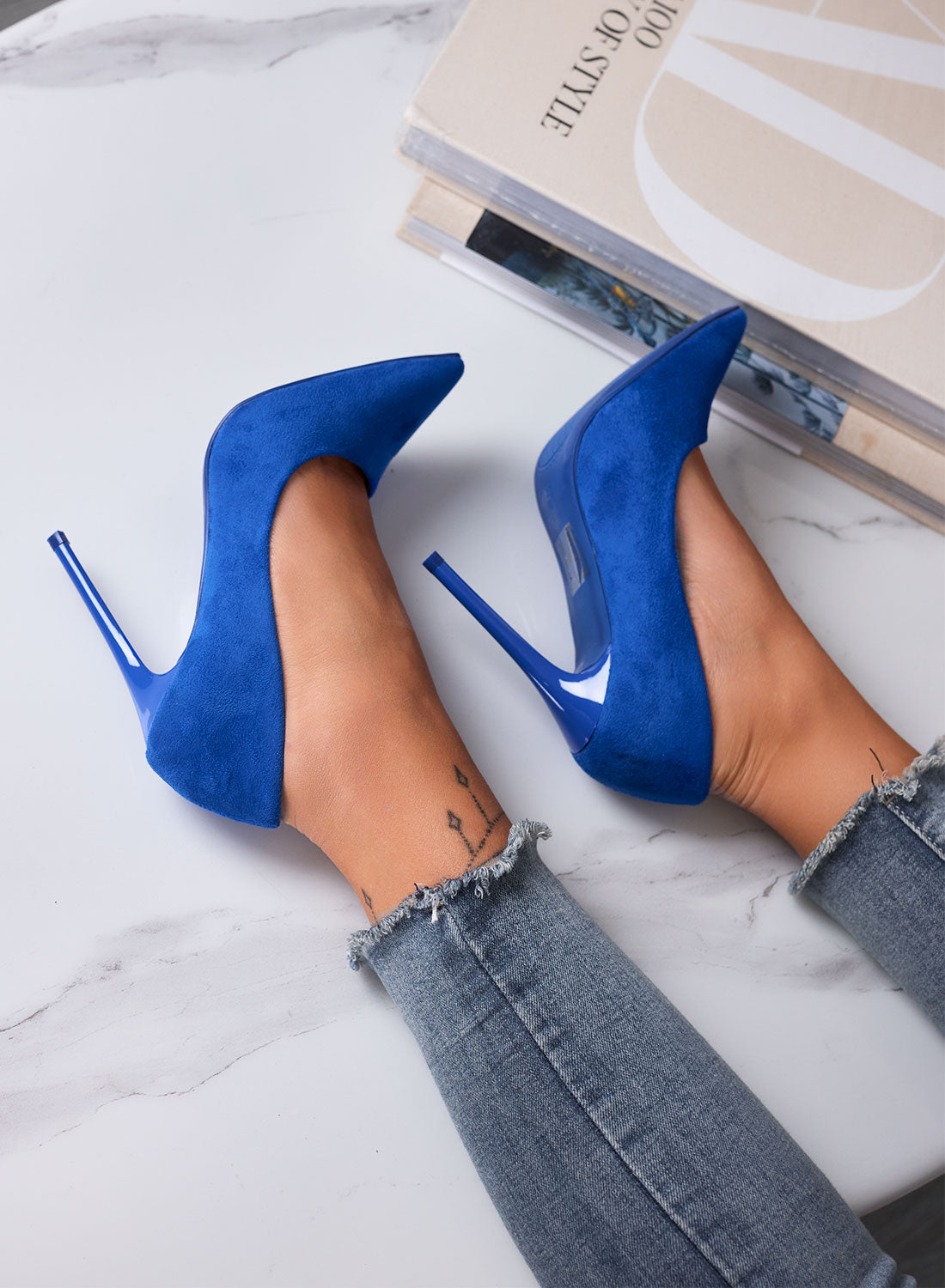 ANASTASIA - Décolleté blu elettrico in camoscio con tacco in vernice
