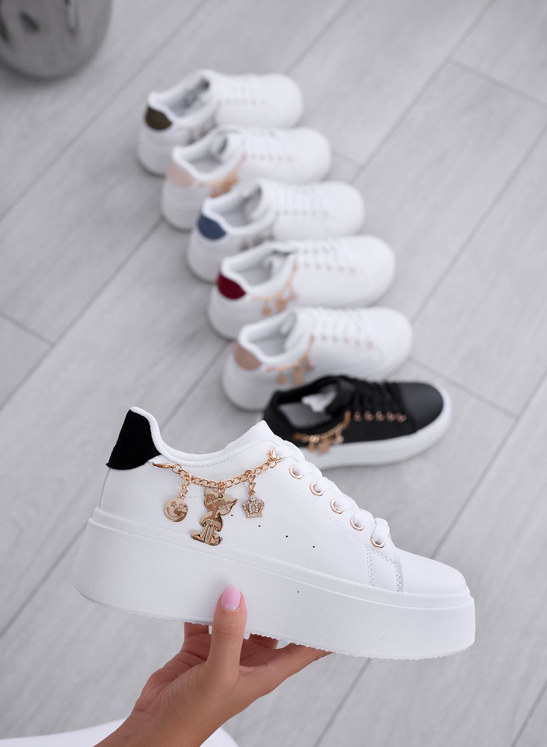 MARBELLA - Sneakers bianche con retro nero e ciondoli oro