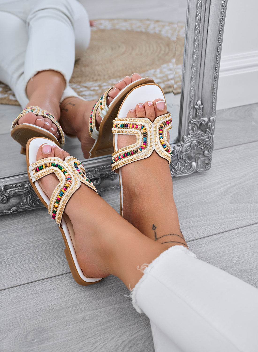 KARMEN - Sandali bianchi Ciabatte flat con perline multicolor e dettagli dorati