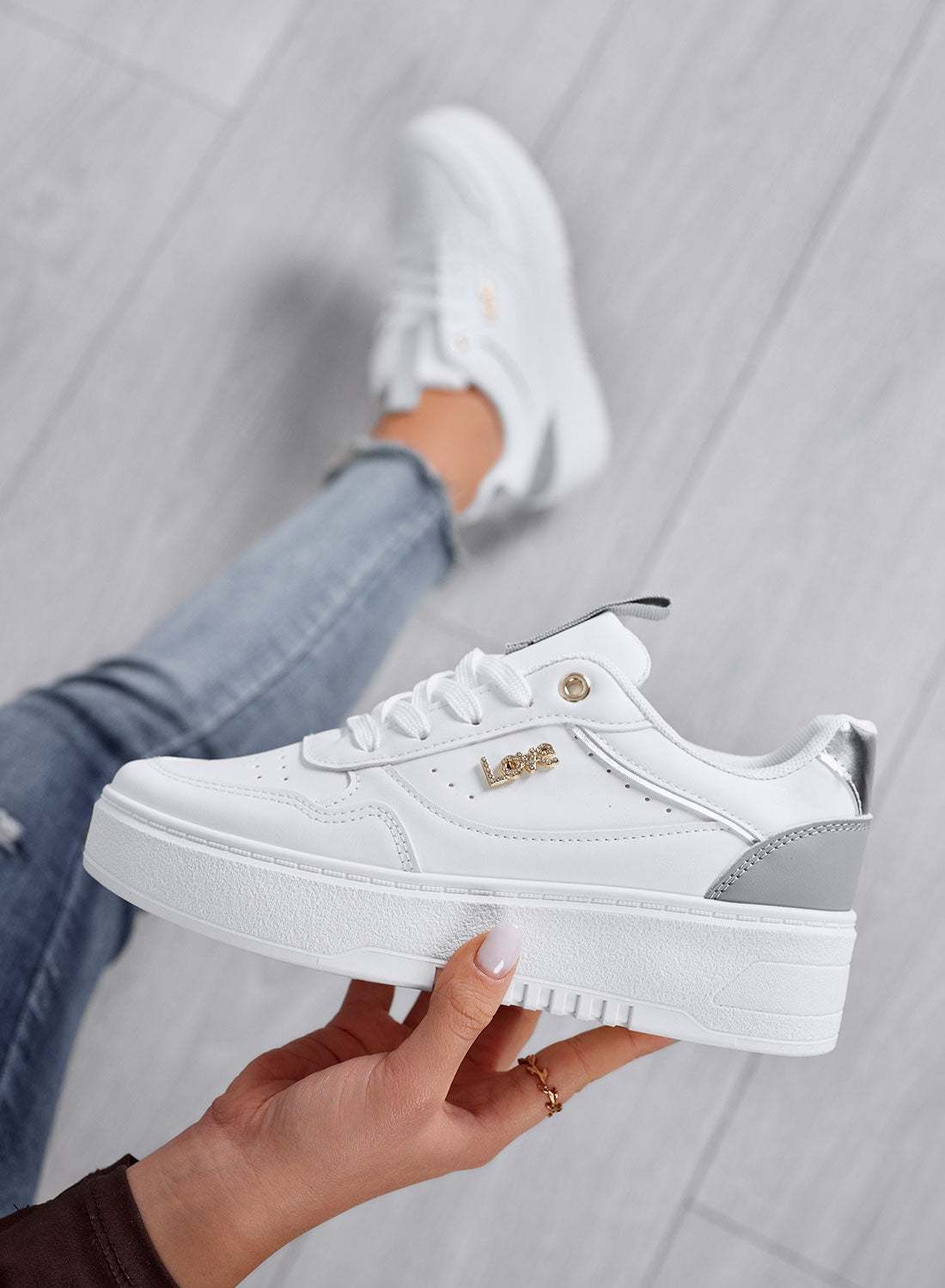 SHINE - Sneakers bianche con dettagli grigi e scritta Love