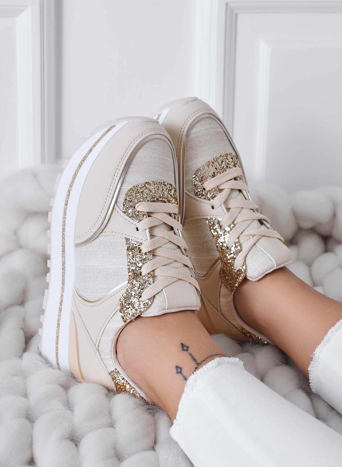Sneakers beige con inserti glitter oro