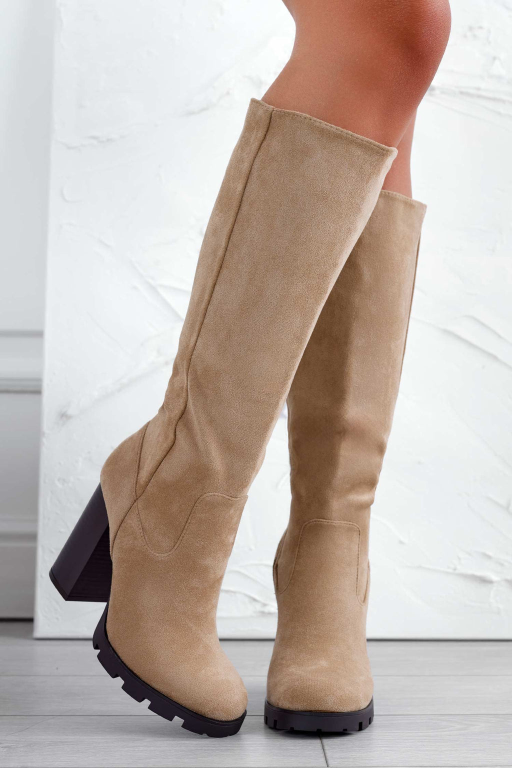 Bottes en daim couleur boue à talons hauts