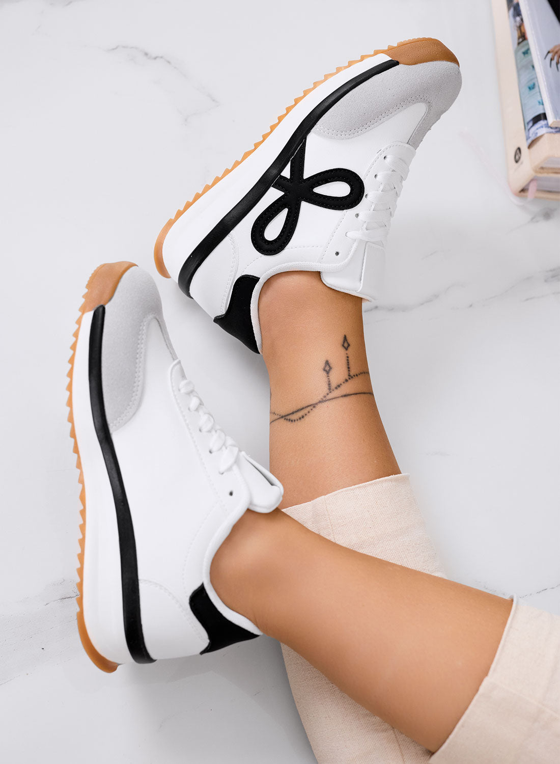 DIAZ - Sneakers bianche con fiocco nero e suola bicolore