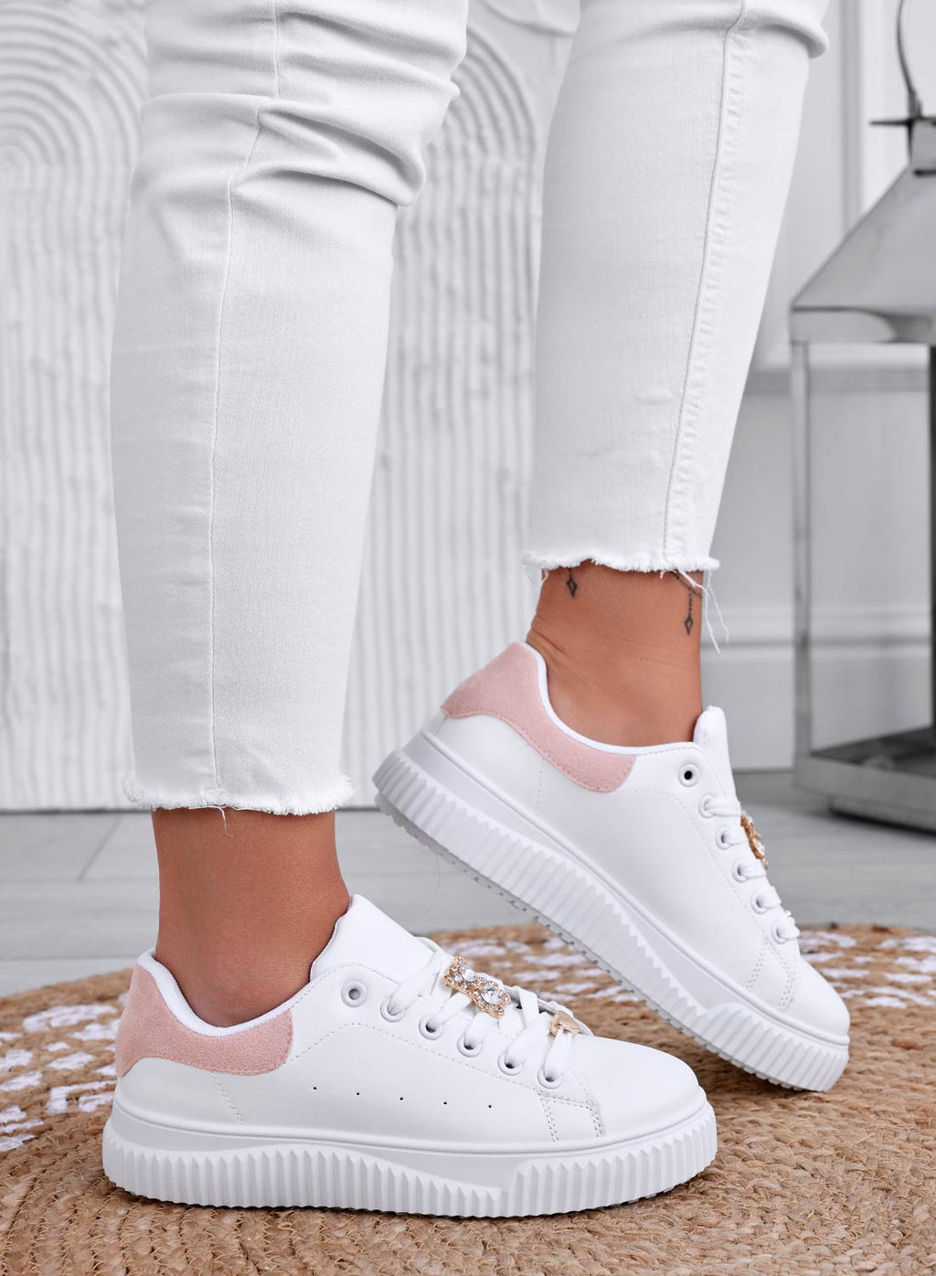 BEVERLY - Sneakers bianche con orsetto gioiello e retro rosa