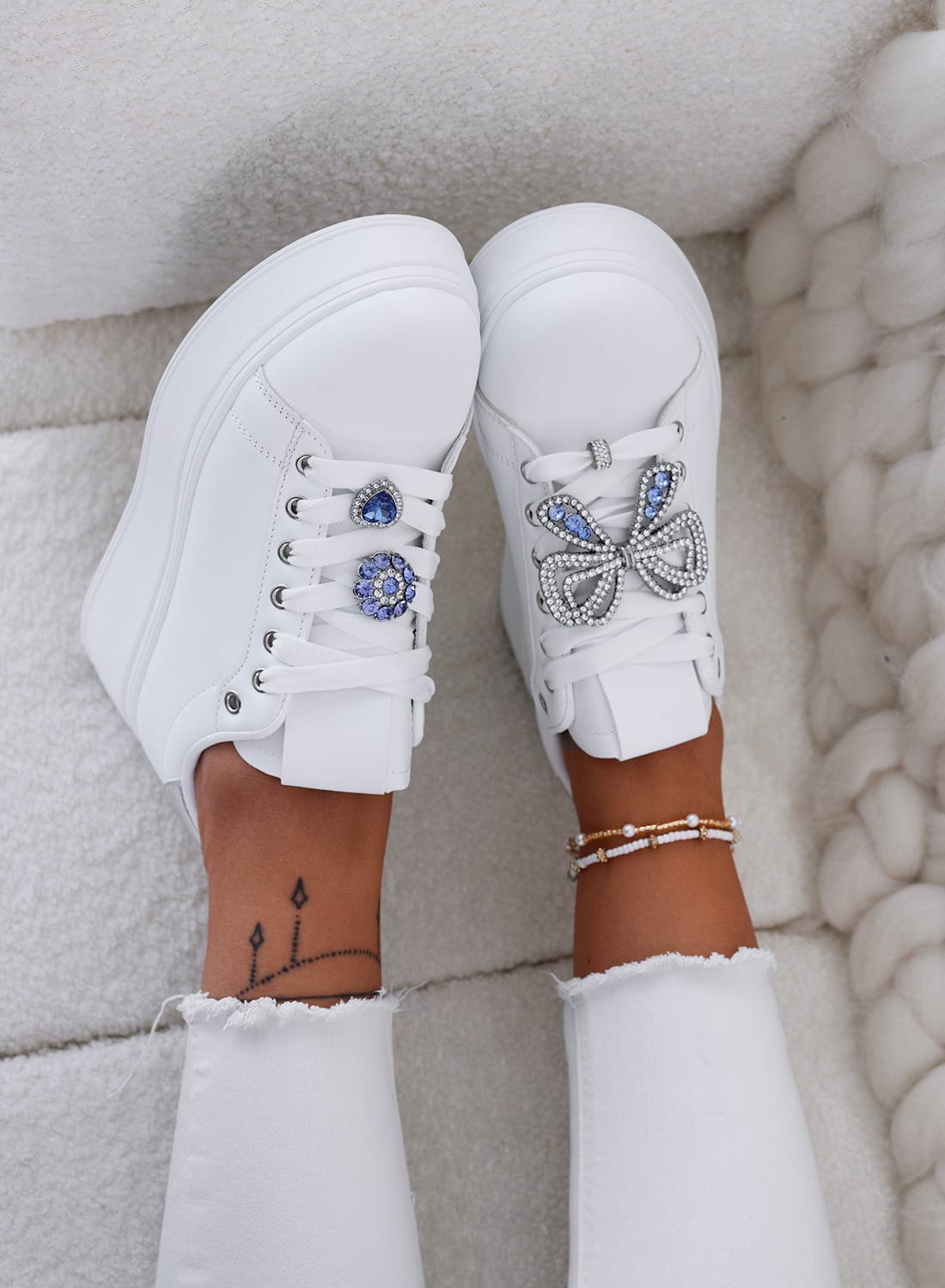 Sneakers bianche con fiocco gioiello argento