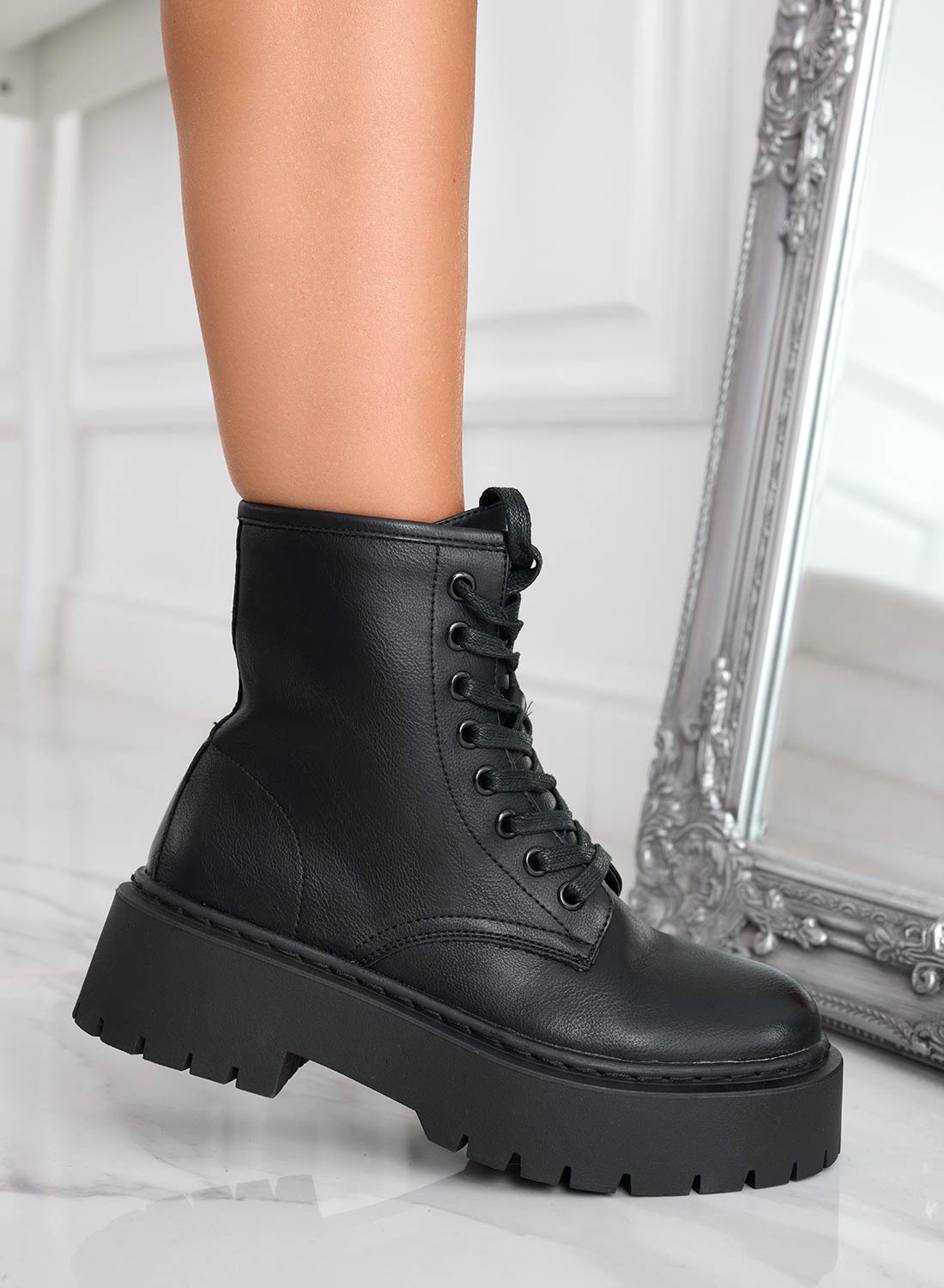YARA - Black combat ankle boots with laces Alexoo