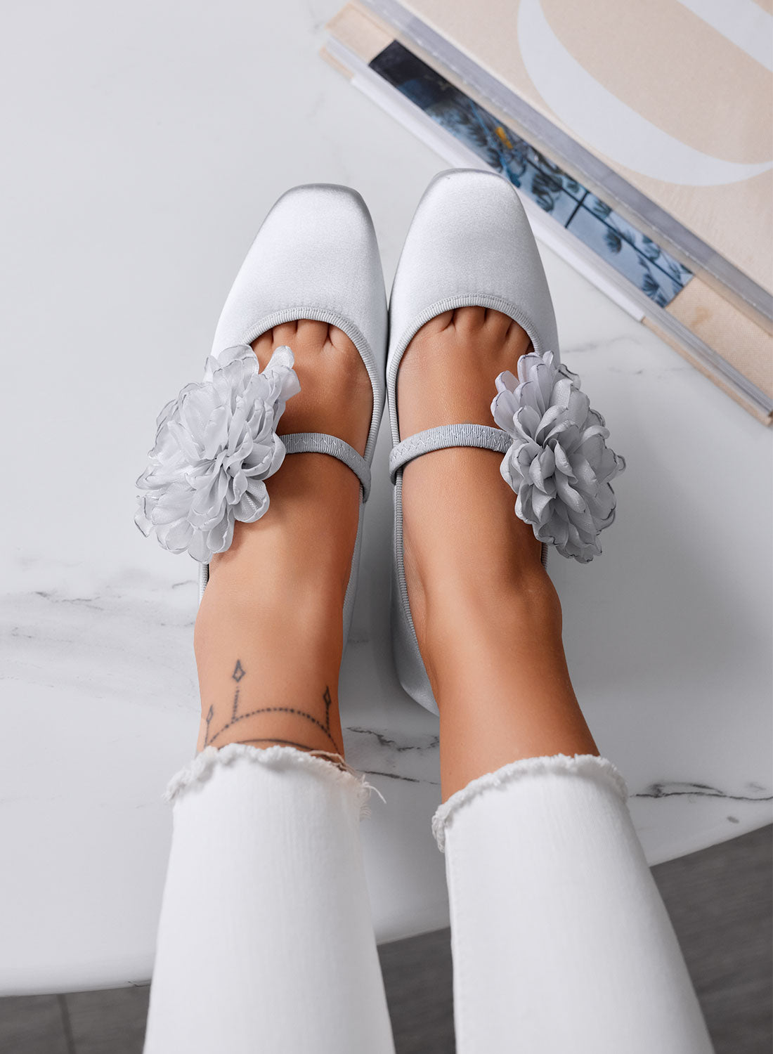 ATHENA - Ballerine Argento Eleganti in Raso con Fiore Decorativo