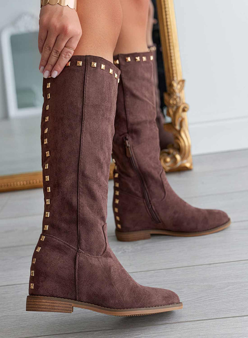 JANINE - Bottes Alexoo en daim marron avec semelle compensée intérieure et clous
