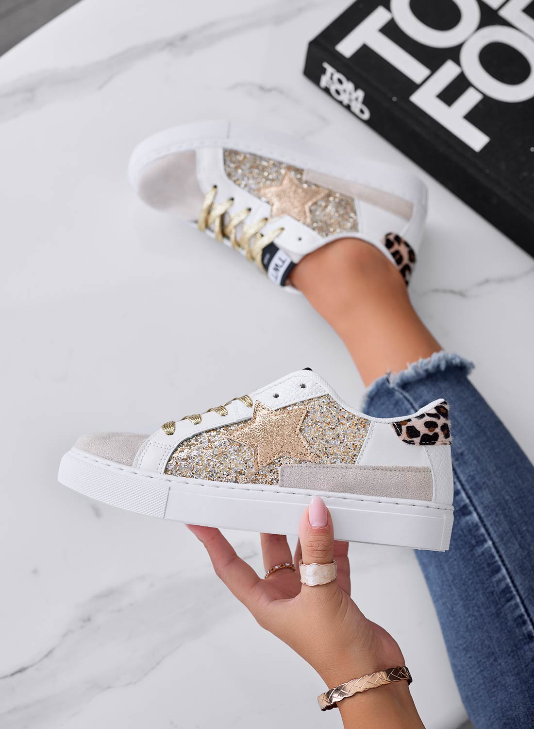 ETHEL - Sneakers beige con stella e inserti glitter oro