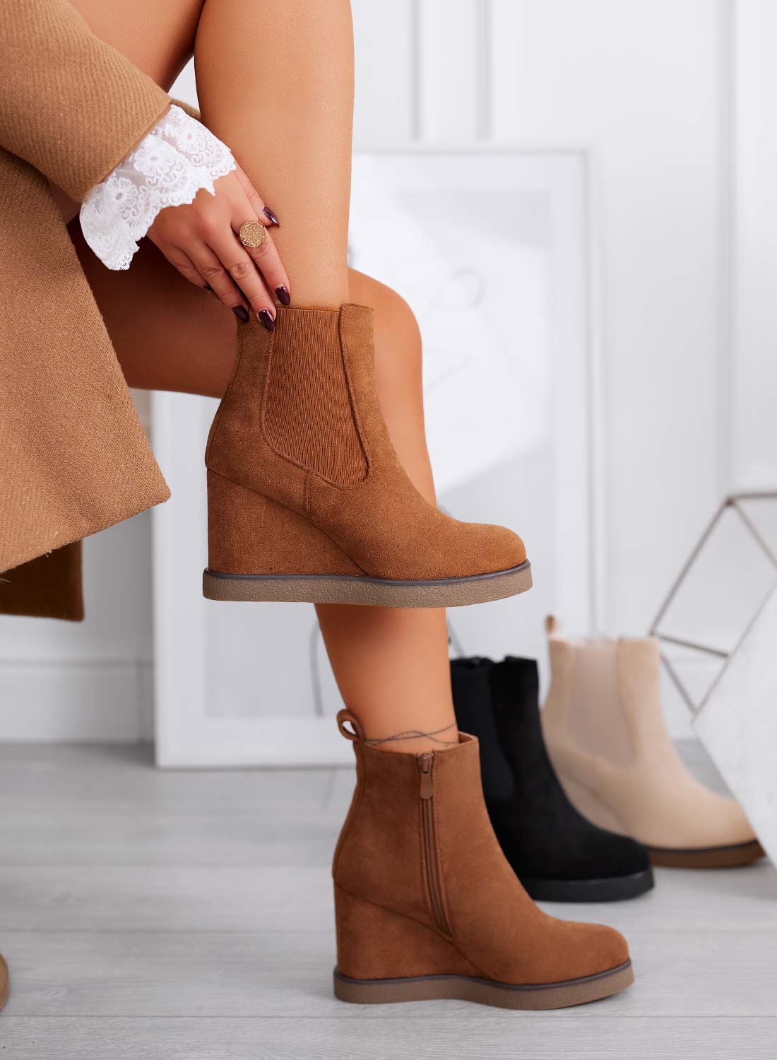 JANIKE - Stivaletti camel alla caviglia scamosciati con elastico e zeppa