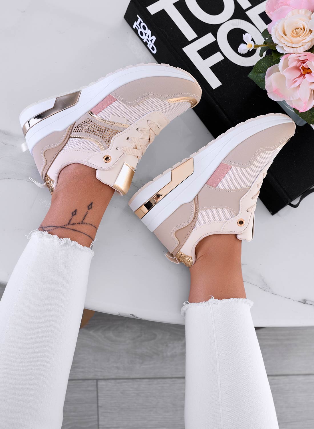 Sneakers beige con zeppa e inserti oro