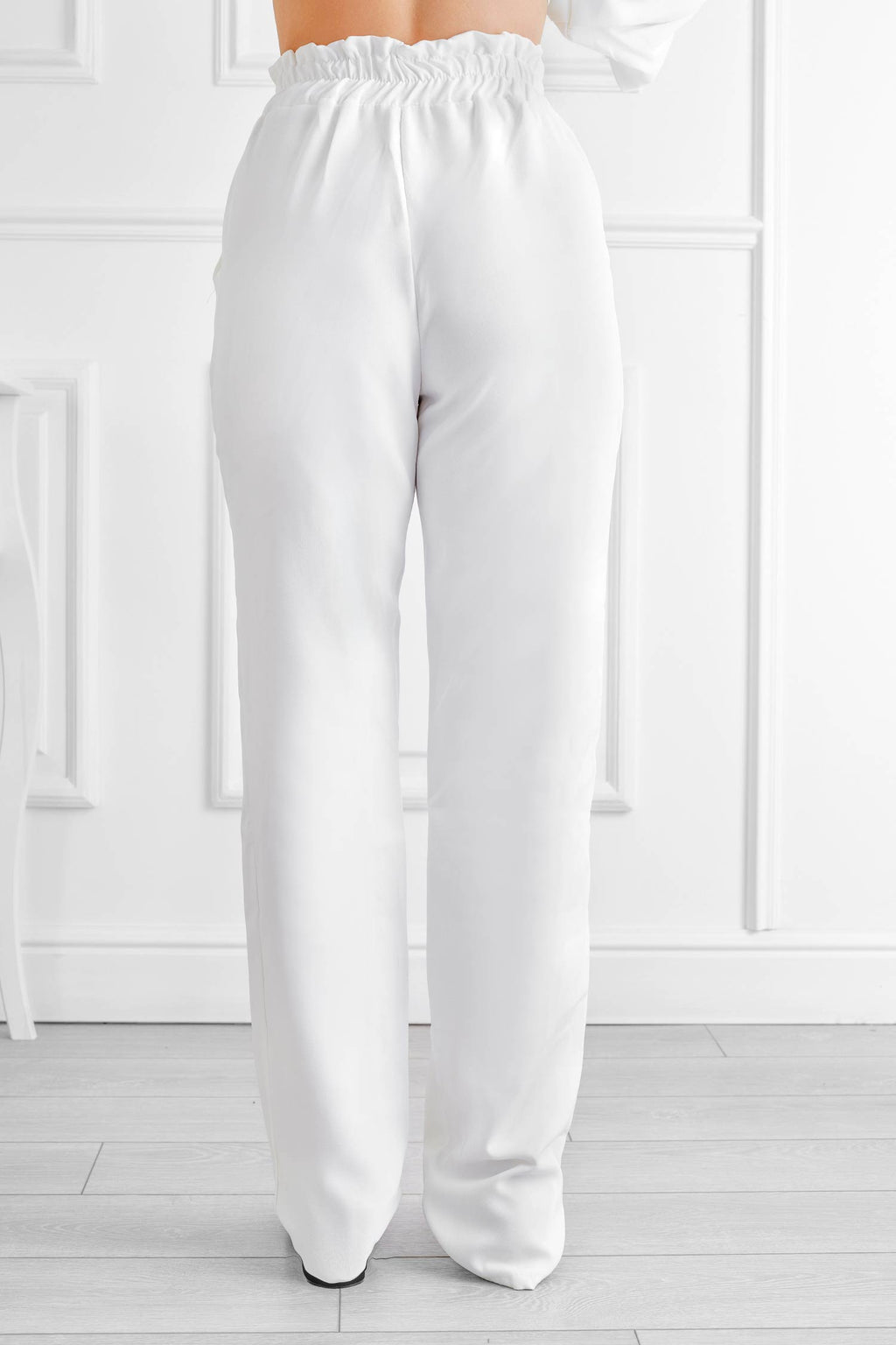 Pantalone bianco con molla e laccio in vita