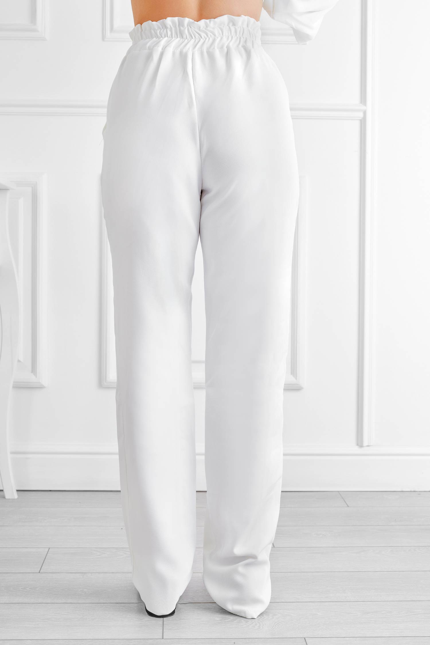 Pantalone bianco con molla e laccio in vita