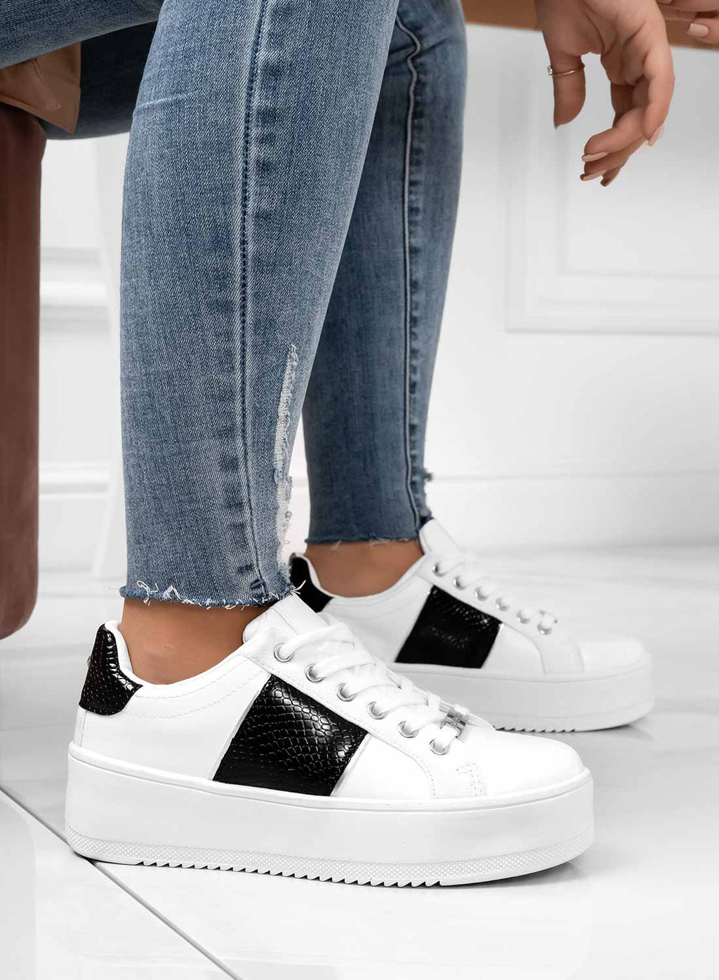 MORENA - Sneakers bianche con inserti neri effetto pitonato