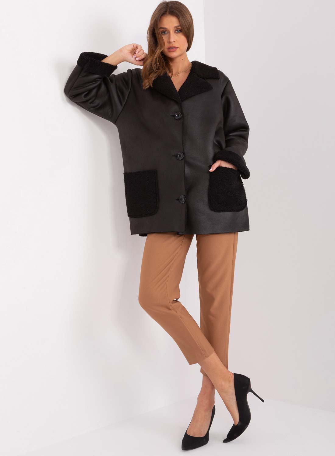 Giacca nera in montone oversize con tasche a contrasto