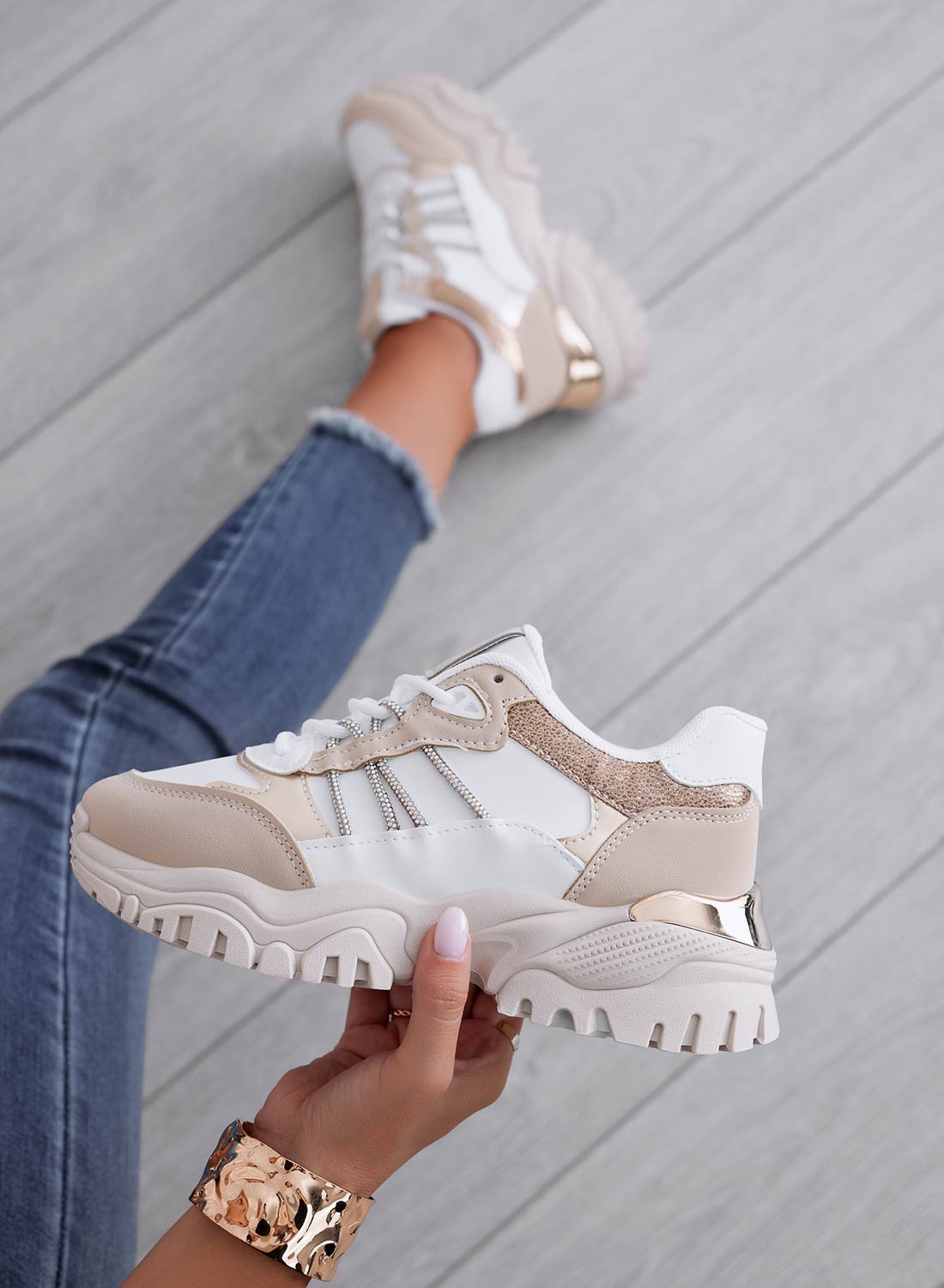 Sneakers bianche con inserti beige e oro