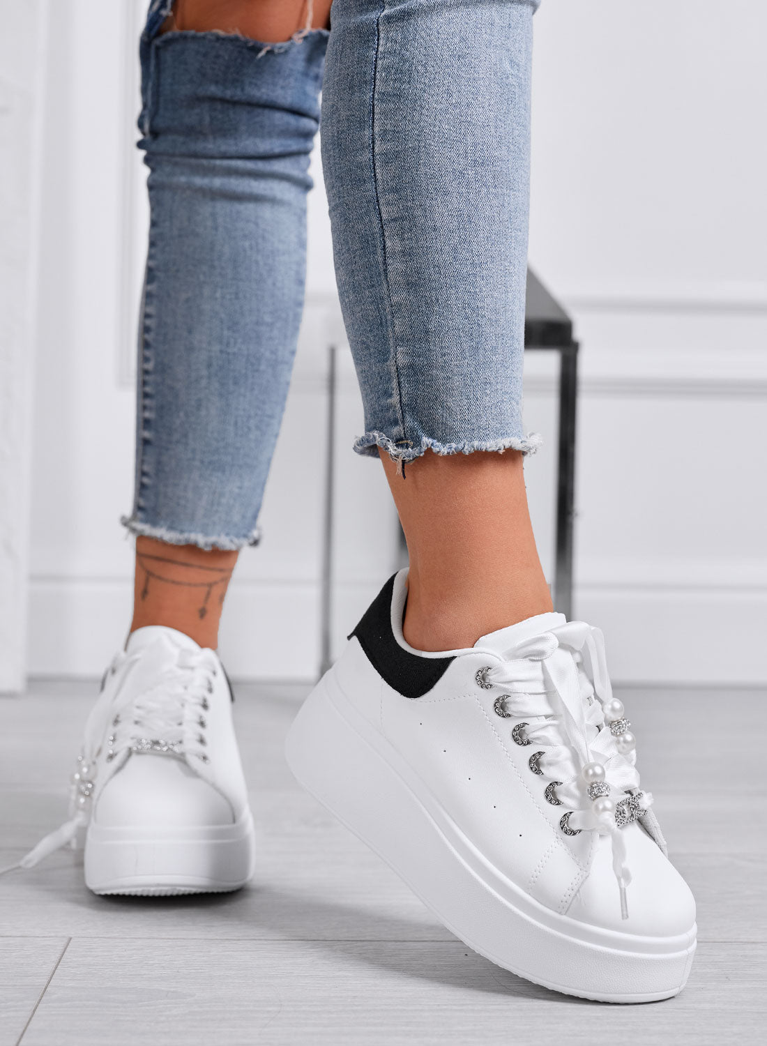 CARTER - Sneakers Platform bianche con retro nero e Lacci in Raso e Perle